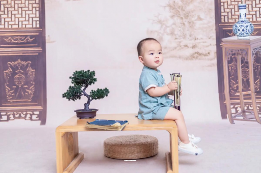 石狮女宝宝换尿布